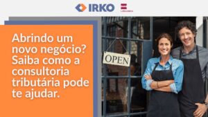 Casal de empreendedores sorrindo na porta de sua nova loja com uma placa de "Open", ao lado da chamada "Abrindo um novo negócio? Saiba como a consultoria tributária pode te ajudar."