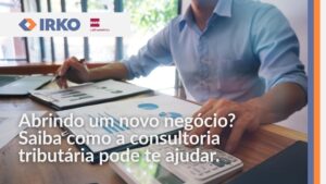 Empresário analisando relatórios financeiros com gráficos e calculadora sobre a mesa, representando o planejamento tributário para novos negócios.